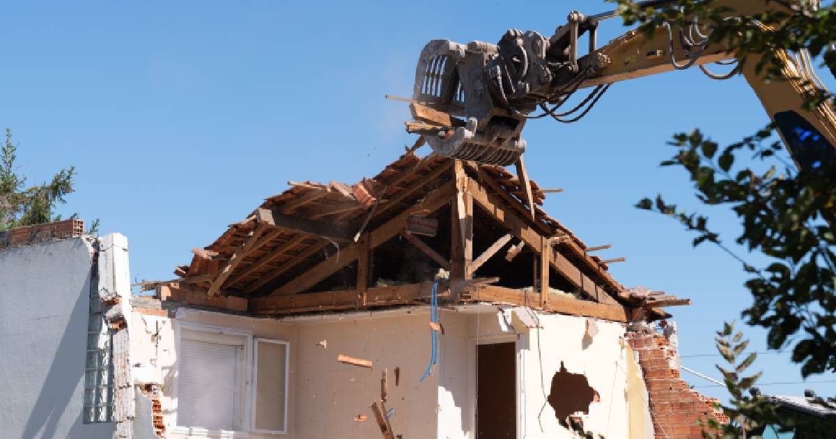 Een kraanwagen is een woning aan het slopen
