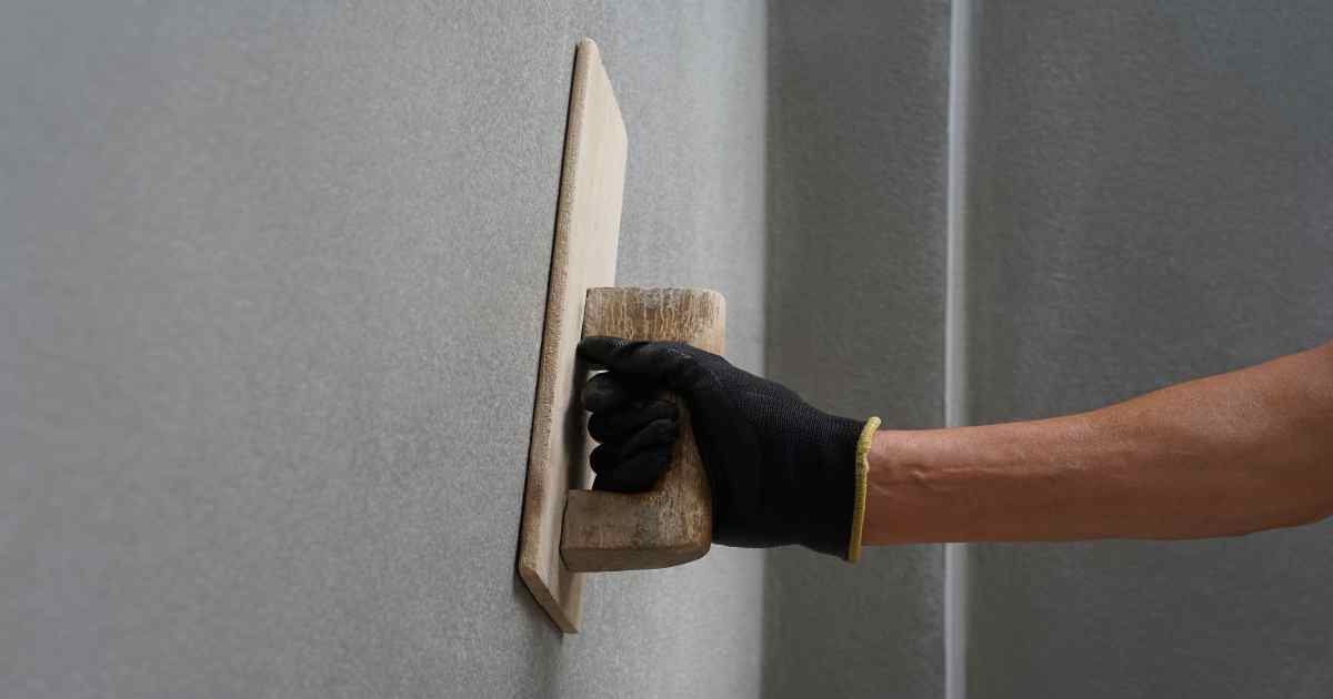 Het aanbrengen van cementpleister