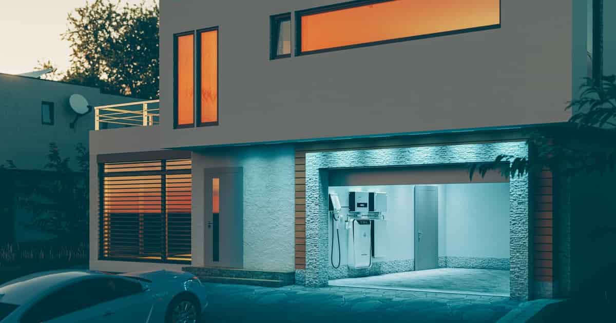 Een energieopslag in de garage met een thuisbatterij.
