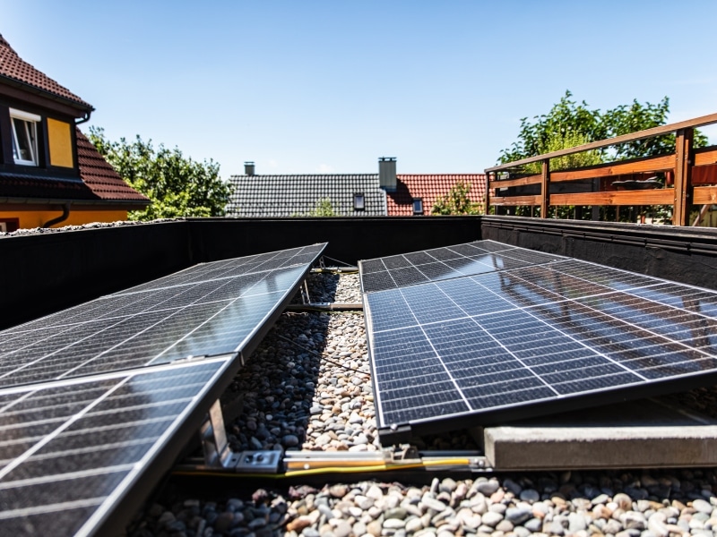 Panneaux solaires sur toit plat