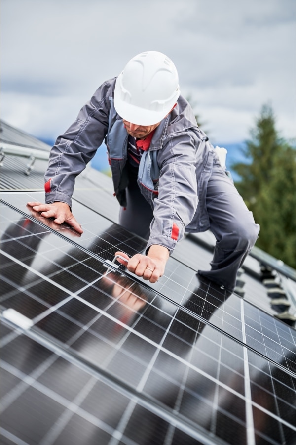 Panneaux solaires sur toit incliné