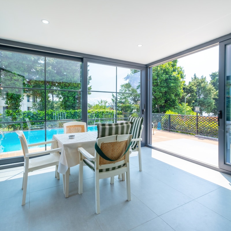 Belle véranda moderne baignée de lumière naturelle