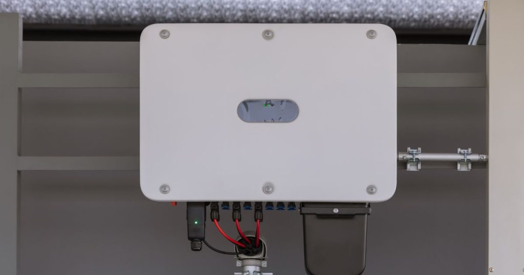 De omvormer van een zonnepaneelinstallatie, verantwoordelijk voor het omzetten van DC-stroom naar AC-stroom.