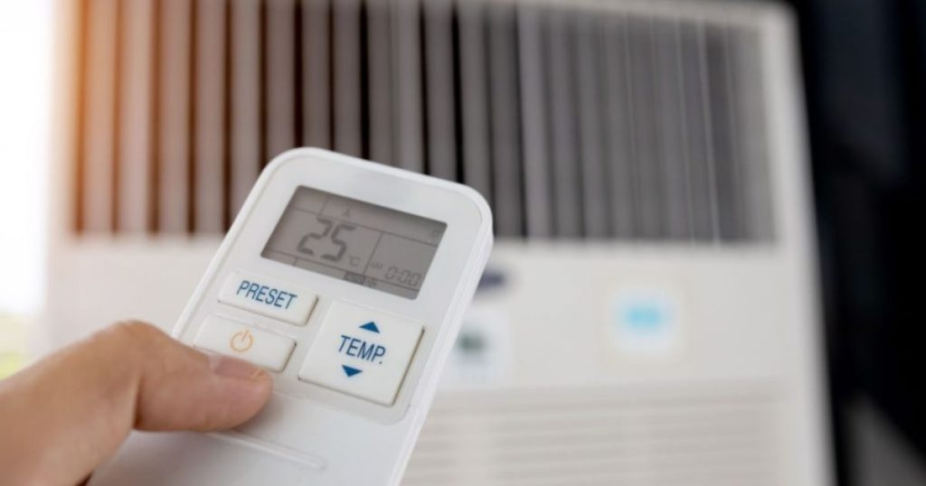 Een afstandsbediening van een mobiele airco dat op 25 graden staat.