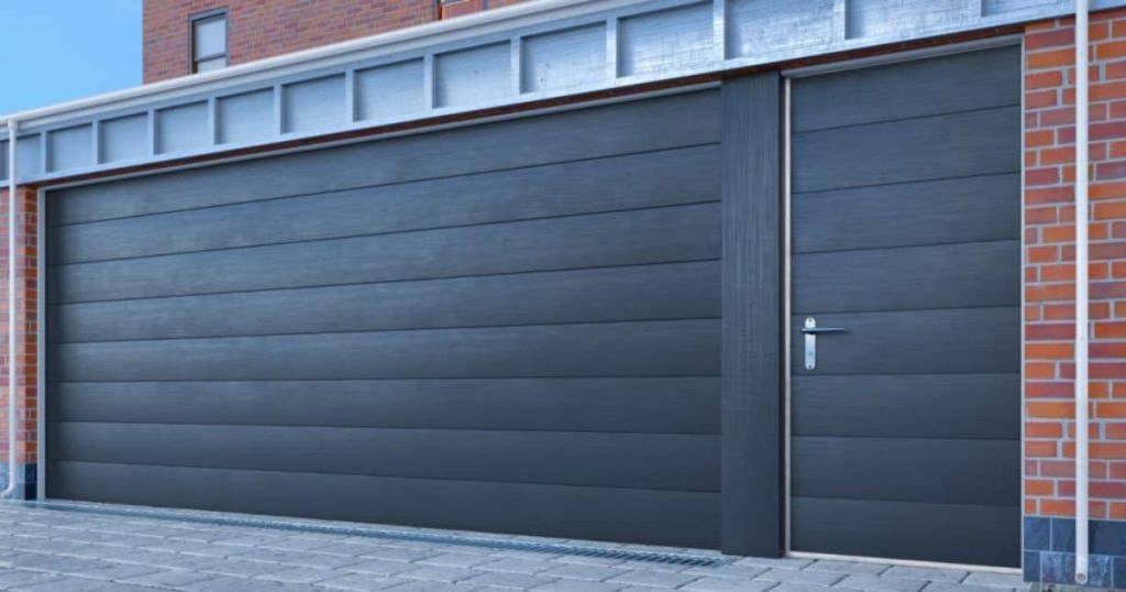 Zwarte garagepoort met deur ernaast in dezelfde stijl