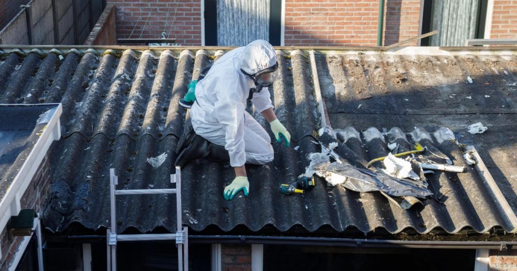 Asbestspecialist verwijdert asbestdak