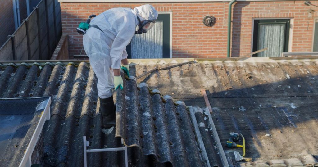 Asbestverwijderaar verwijdert asbest golfplaten 