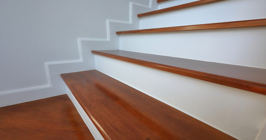 De witte stootborden in combinatie met de traptreden in donker hout geven de trap direct een heel andere look-and-feel.