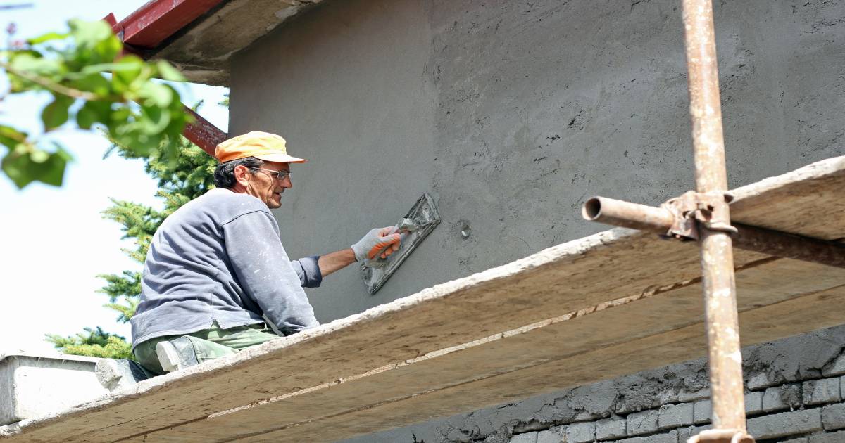 Man werkt met cementpleister