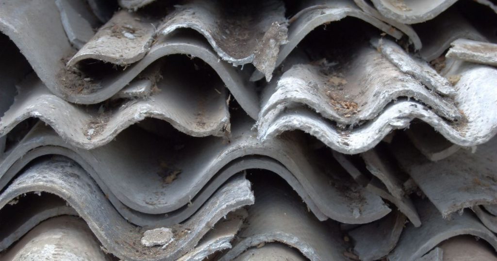 close-up asbest golfplaten 