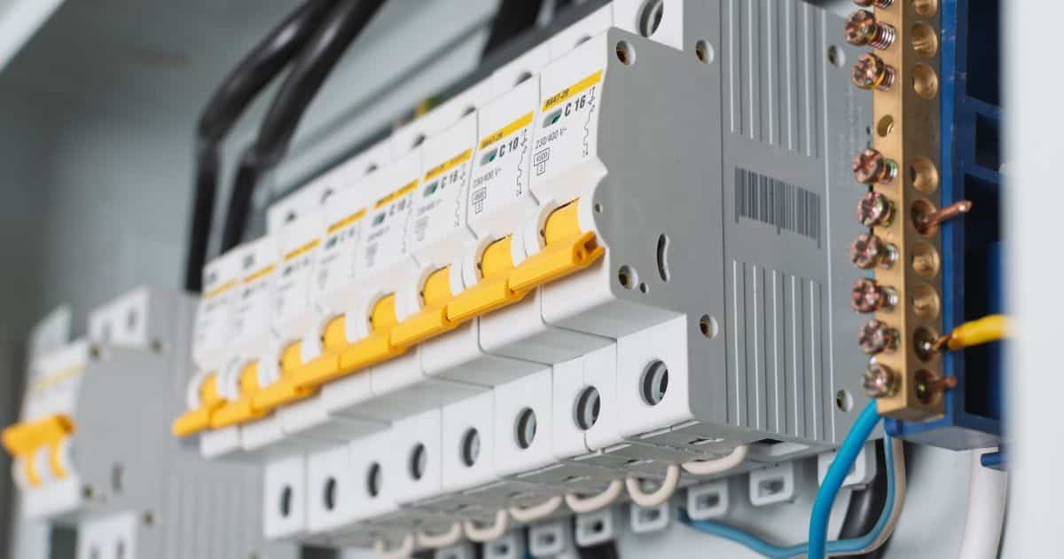 Close-up van een meterkast en de verschillende schakelaars