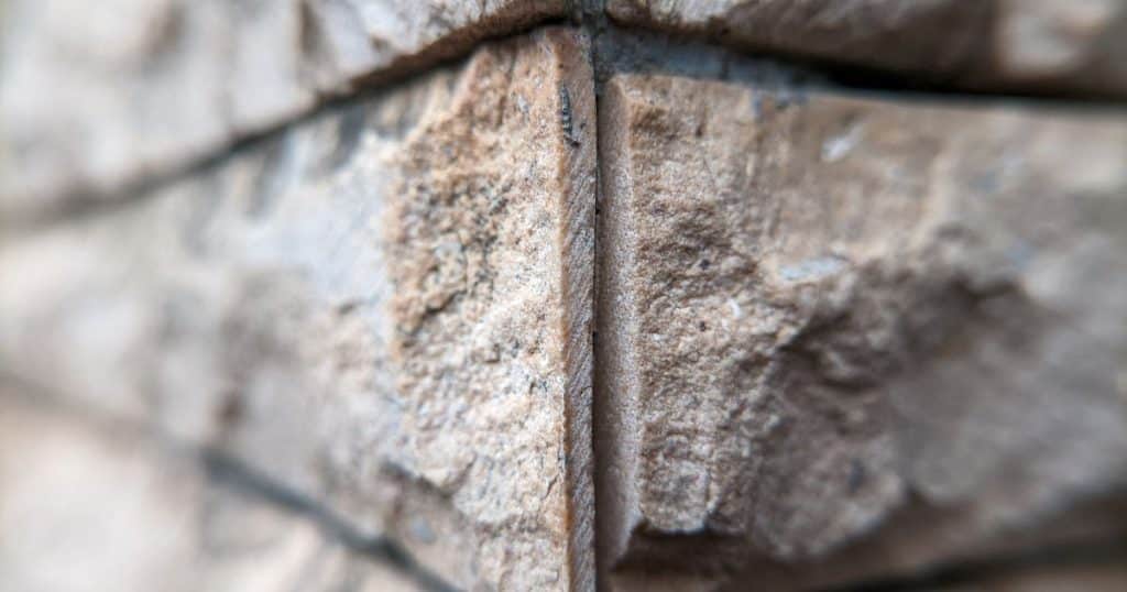 Detail van steenstrips op buitengevel, een voorbeeld van voeg en afwerking, met aandacht voor mogelijke steenstrips buitengevel nadelen zoals vocht of scheuren.