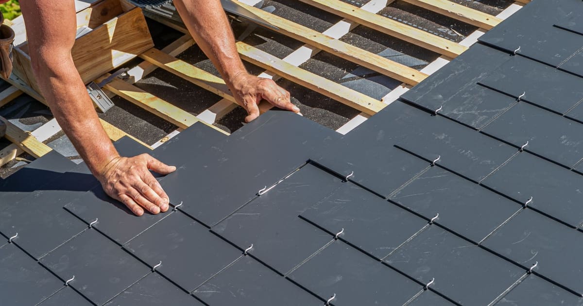 Dakwerker legt nieuwe dakpannen