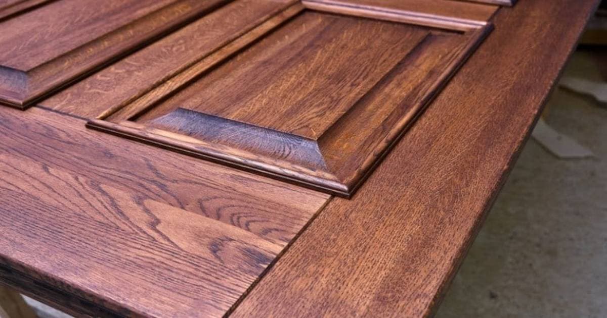 Donkere, meer ouderwetse en houten binnendeur. 