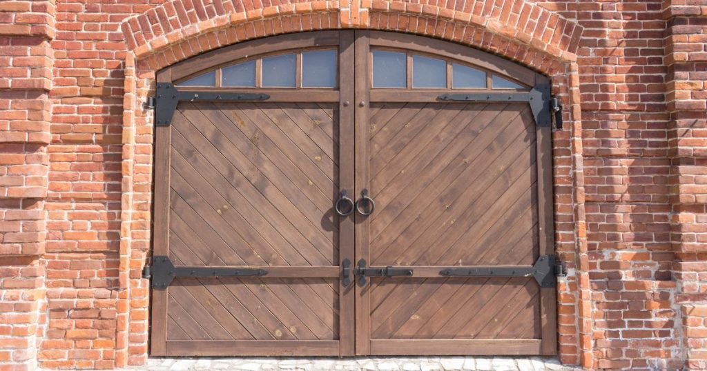 Dubbele houten opendraaiende garagepoort