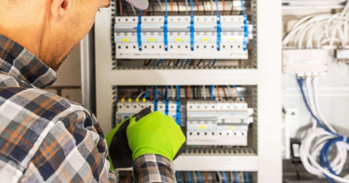 Elektricien wil een zekering vervangen zodat de elektriciteitskast optimaal en veilig werkt