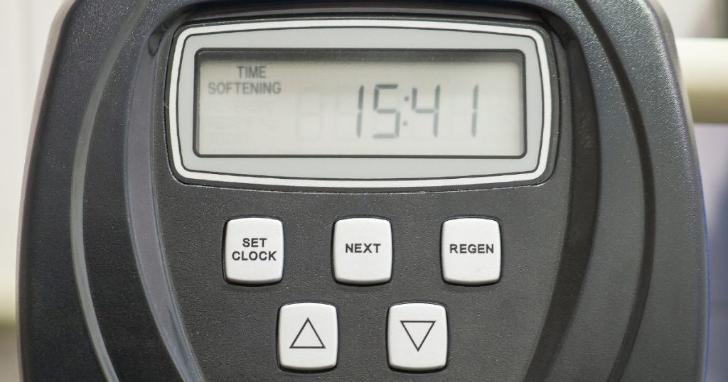 Display van elektronische waterontharder met instellingen voor de beste werking