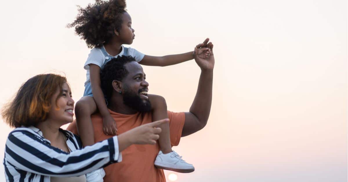 Een gezin plant samen hun toekomst en vergelijkt uitvaartverzekeringen om financiële gemoedsrust te verzekeren.