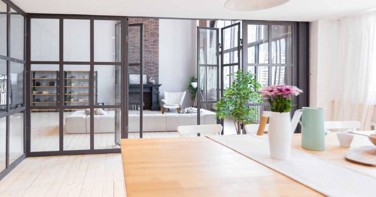 Steellook harmonica binnendeuren in een woonkamer. 