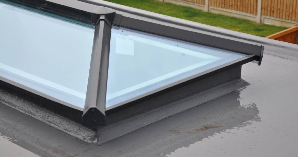 Een lichtstraat in een plat dak, zoals wordt geplaatst door Horrix veranda's, een bedrijf met positieve reviews.