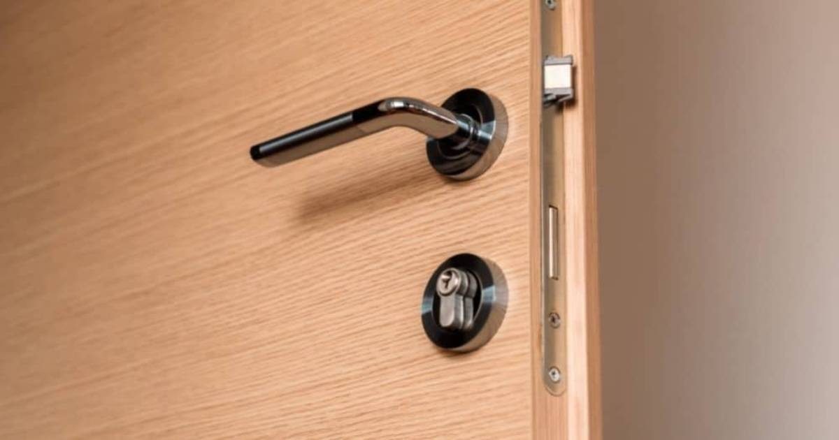 Houten binnendeur met metalen klink. 