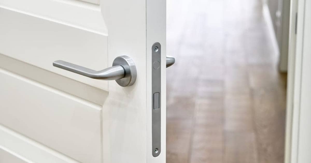 Een moderne houten zwaaideur staat op een kier
