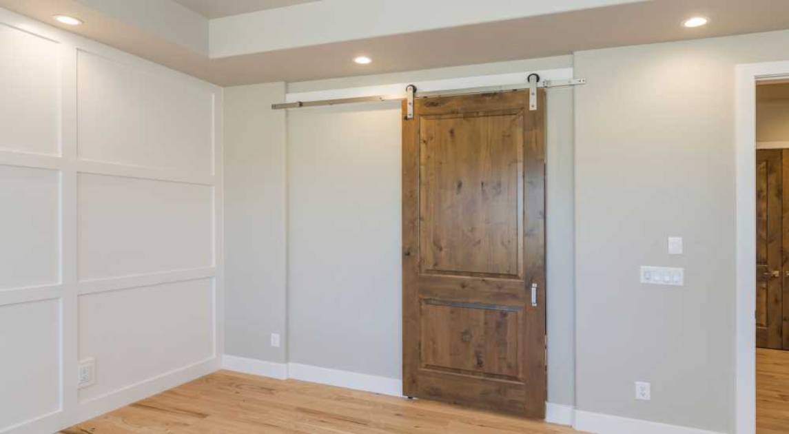 Landelijke woning met houten hangende schuifdeur als binnendeur. 