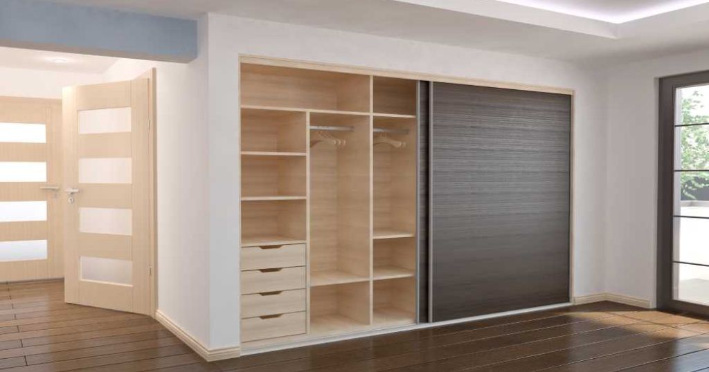 Houten schuifdeuren voor een parallel kast.