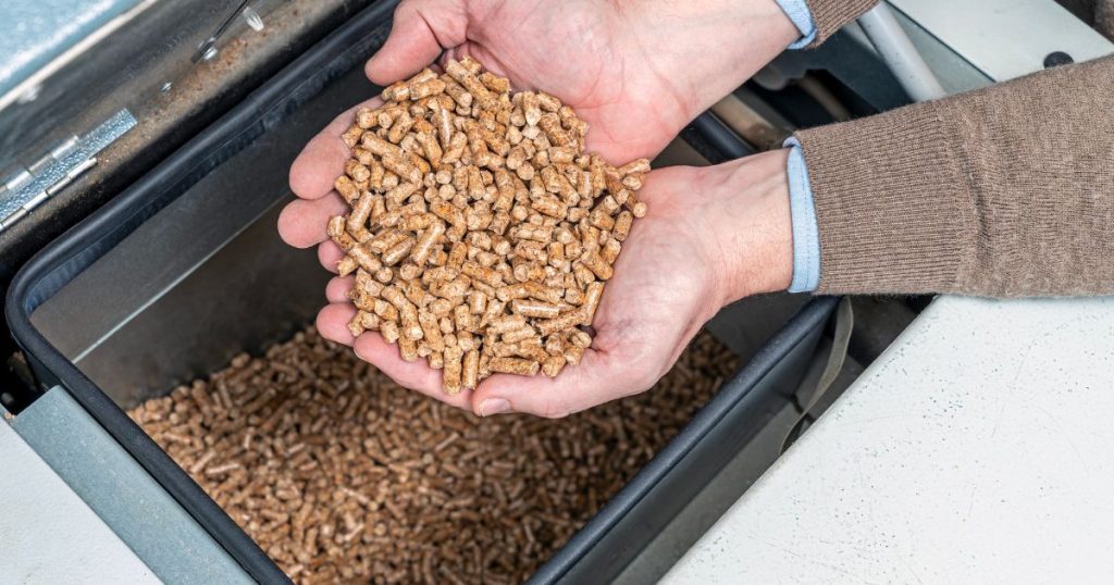 Close-up van houtpellets in de voorraadbak van een pelletketel cv