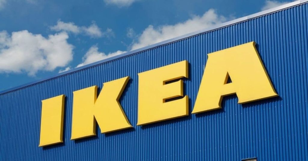 Het IKEA-logo op de klassieke, blauwe buitengevel van een IKEA winkel.