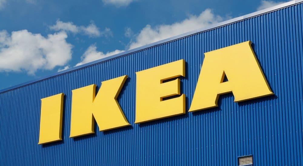 Het logo van meubelgigant IKEA, die tegenwoordig ook zonnepanelen en thuisbatterijen verkopen.