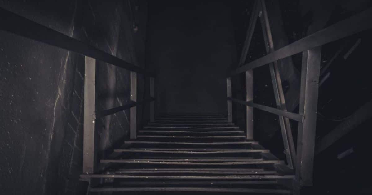 Keldertrap in een donkere omgeving.