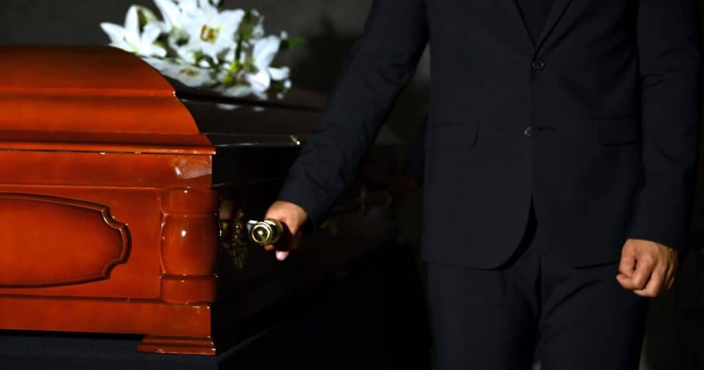 kist dragen begrafenis 