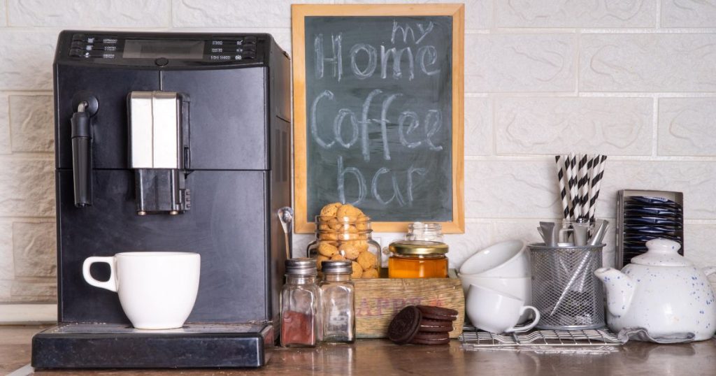 Knus home made koffiehoekje met snacks, koppen en een zwarte volautomatische koffiemachine