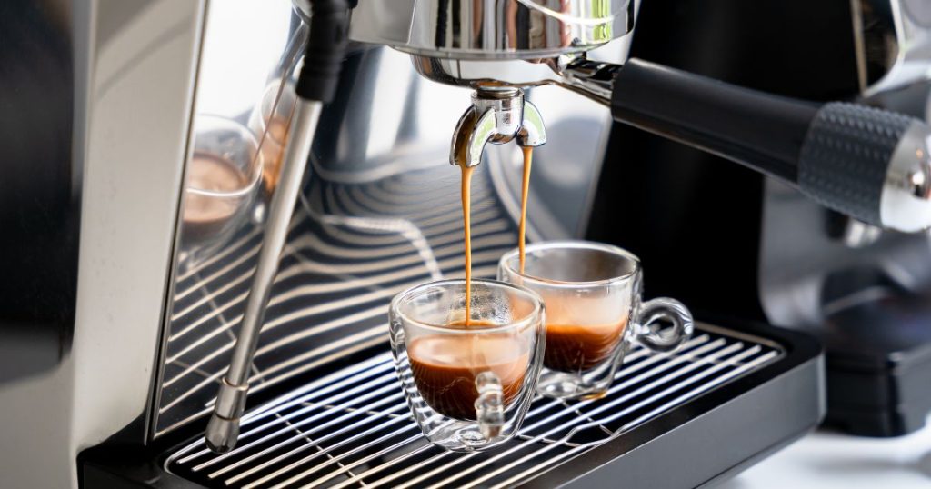 Koffiemachine met twee kopjes koffie