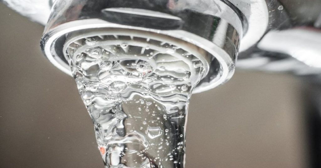 Zacht water dat uit een kraan stroomt. 