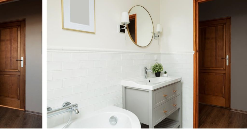 Donkere landelijke deur in een moderne badkamer.