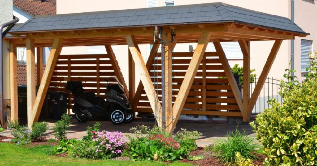 Losstaande carport aan een tuin