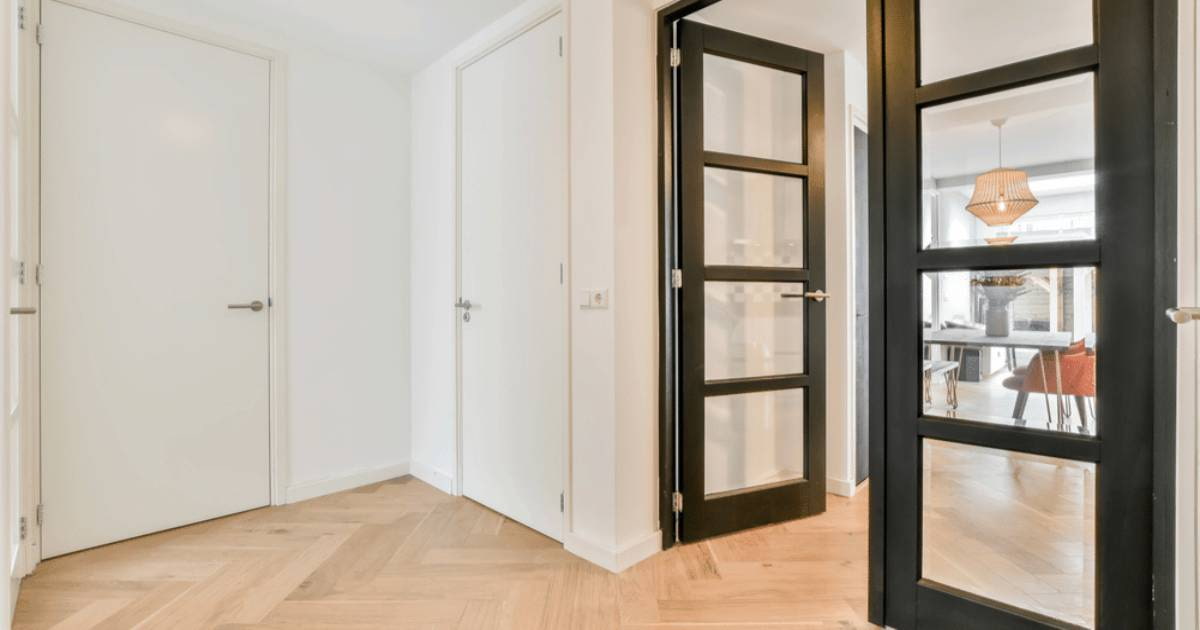 Moderne, zwarte aluminium dubbele binnendeuren in een ruime woning. 