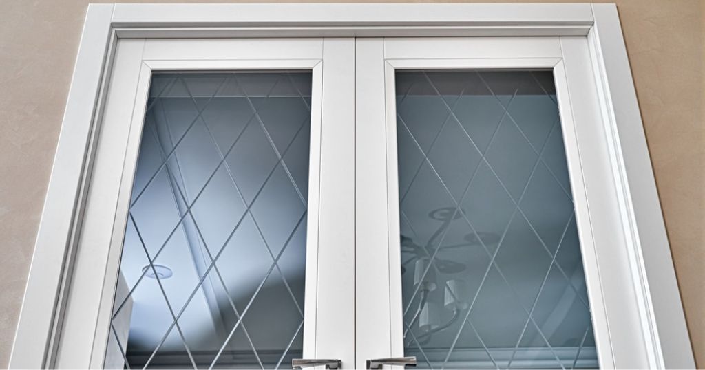 Moderne witte binnendeuren.