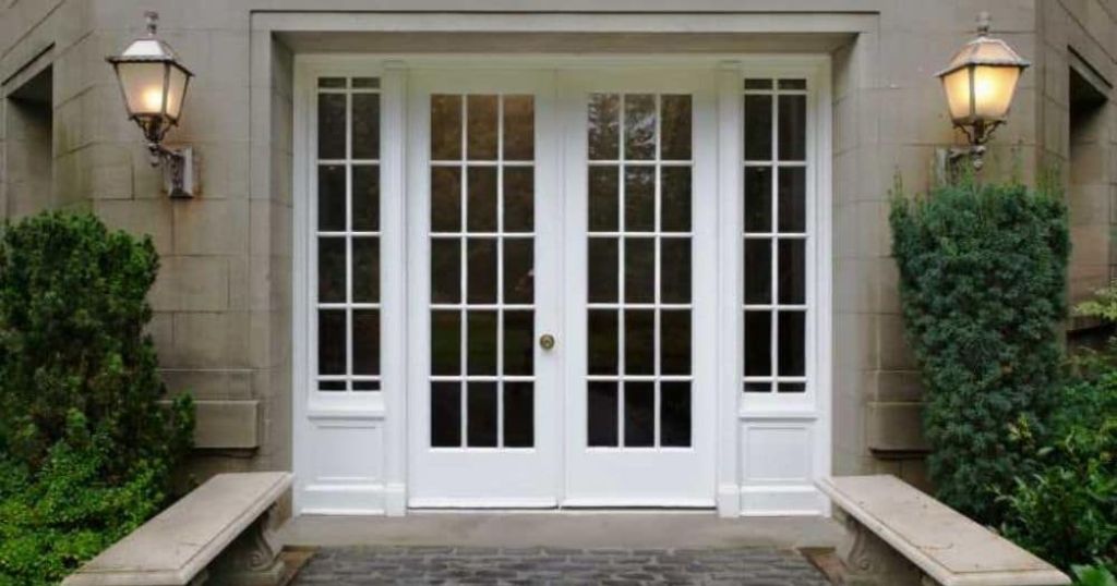 Een nieuwe witte voordeur van glas.