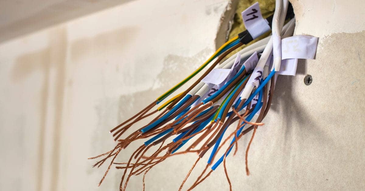 Oude bedrading vervangen door nieuwe met de juiste kleurencode