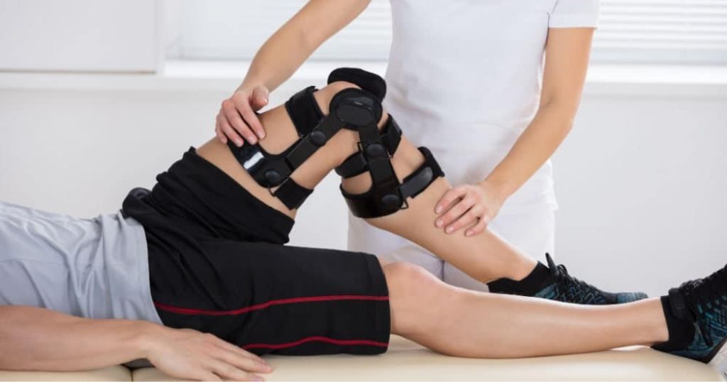 Een patiënt met knieproblemen bij de kinesist.