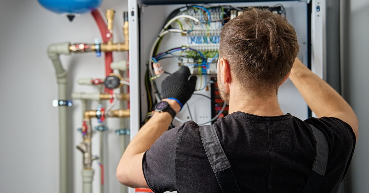 Erkende elektricien past elektriciteitskast aan en zorgt ervoor dat je recht hebt op premies elektriciteit