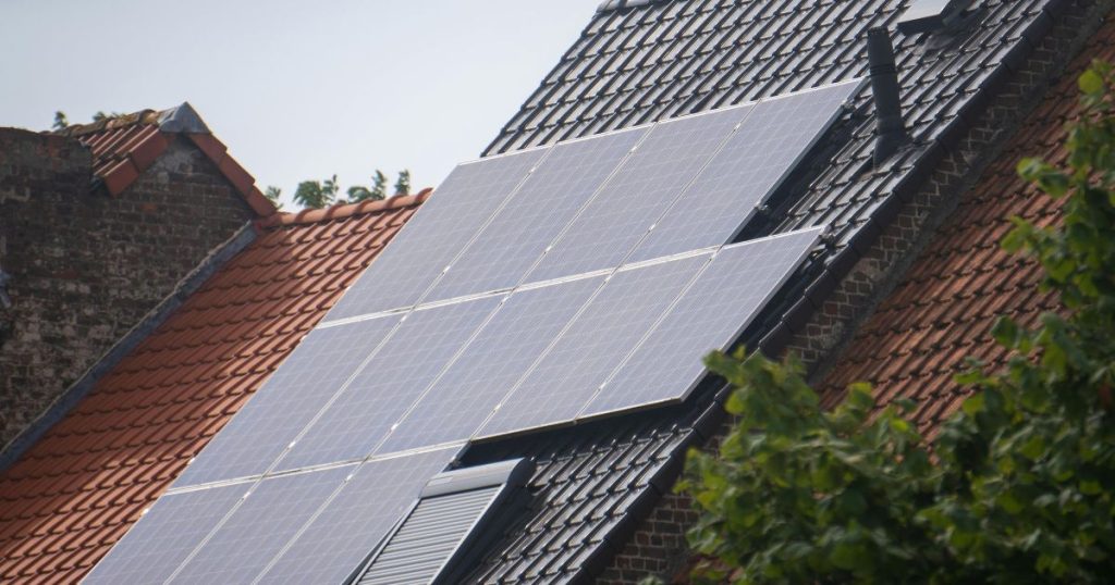 Zonnepanelen op een hellend dak van een Belgische woning