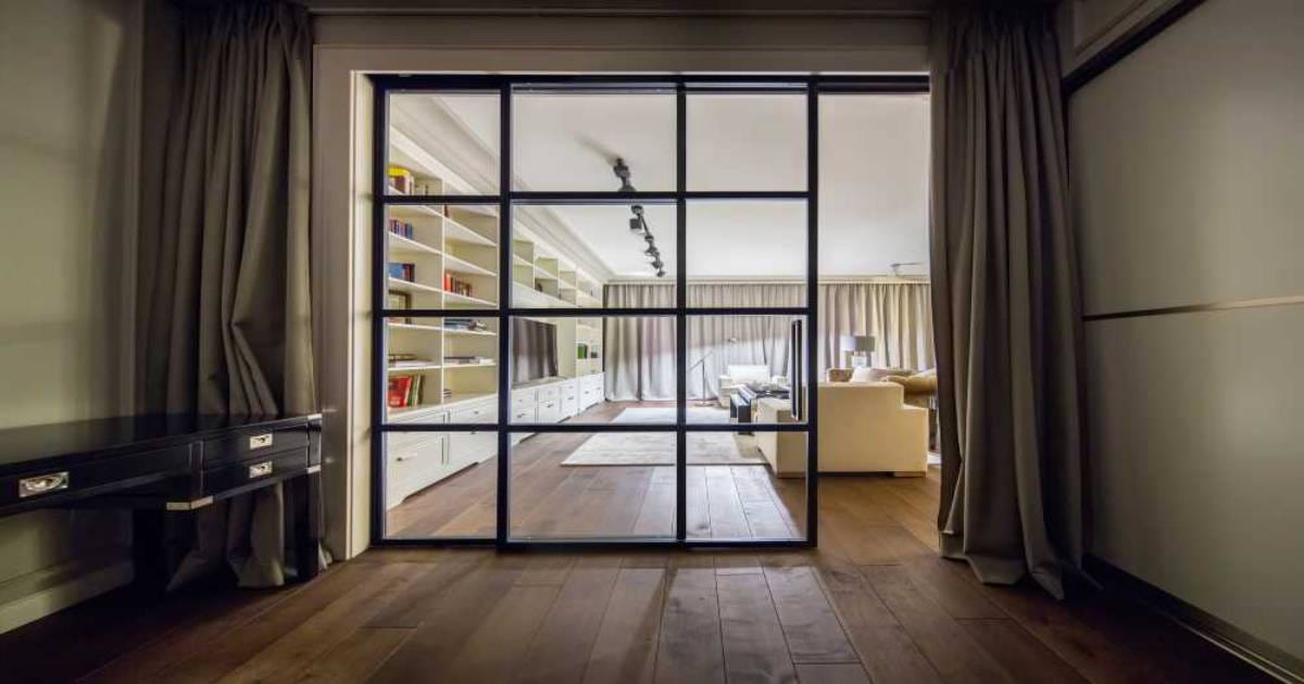 Steellook glazen schuifdeuren in een moderne woning. 