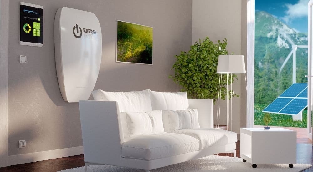 Een living met een witte zetel en een grote, witte thuisbatterij aan de muur.