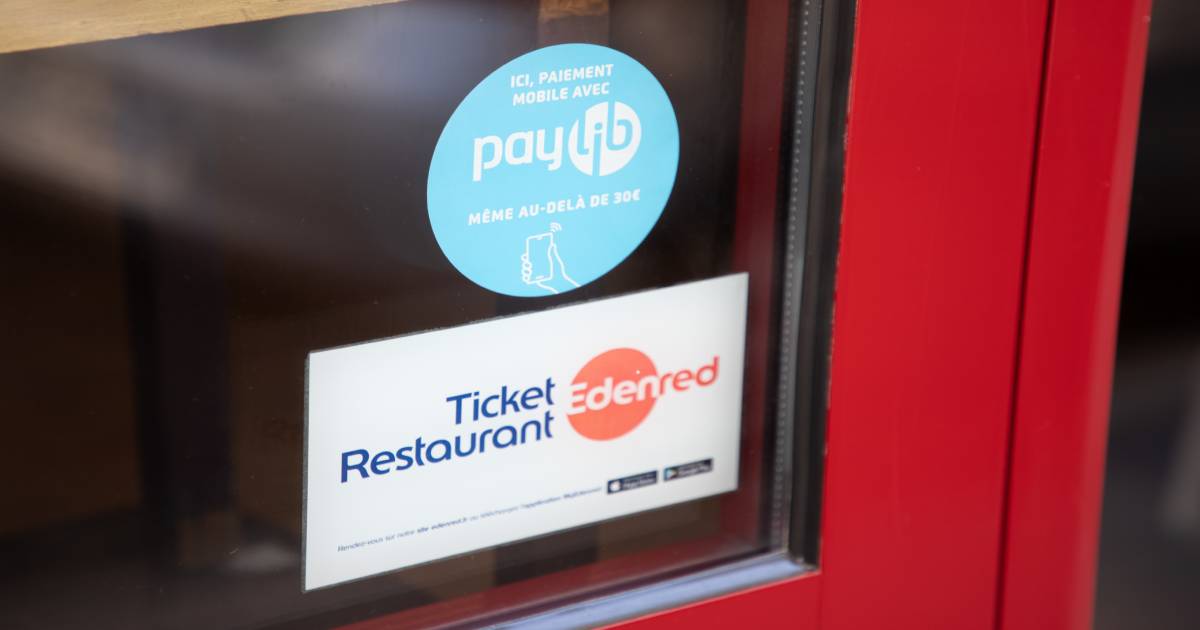 Op het raam hangt een sticker van Ticket Restaurant van Edenred.