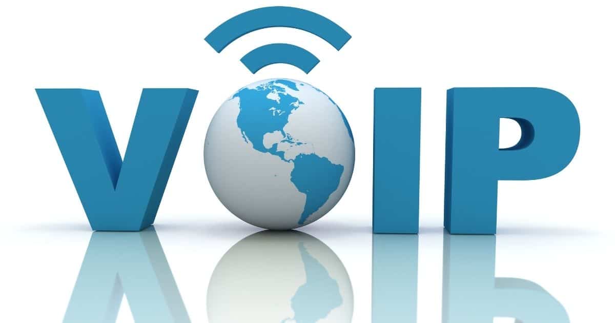 De blauwe letters VoIP, kort voor voice over IP (een belangrijke term binnen de wereld van telefooncentrales). De letter 'o' vormt een wereldbol, waarboven twee gebogen lijntjes staan. De blauwe letters en wit met blauwe wereldbol worden gereflecteerd op de witte ondergrond. 