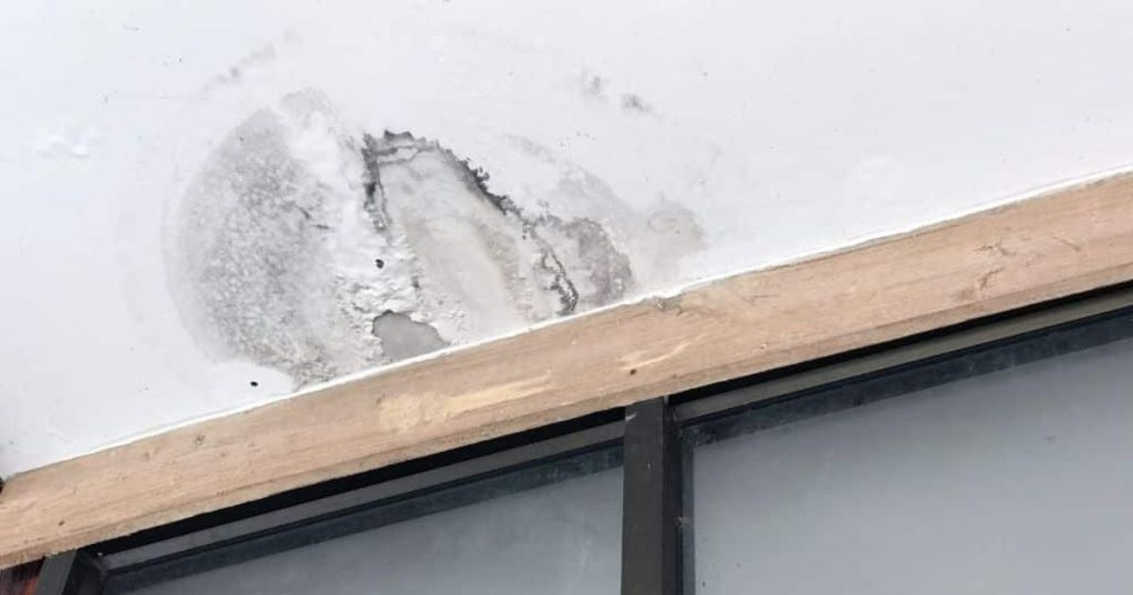 vochtplekken en schimmelvorming op binnenmuur door slechte ventilatie